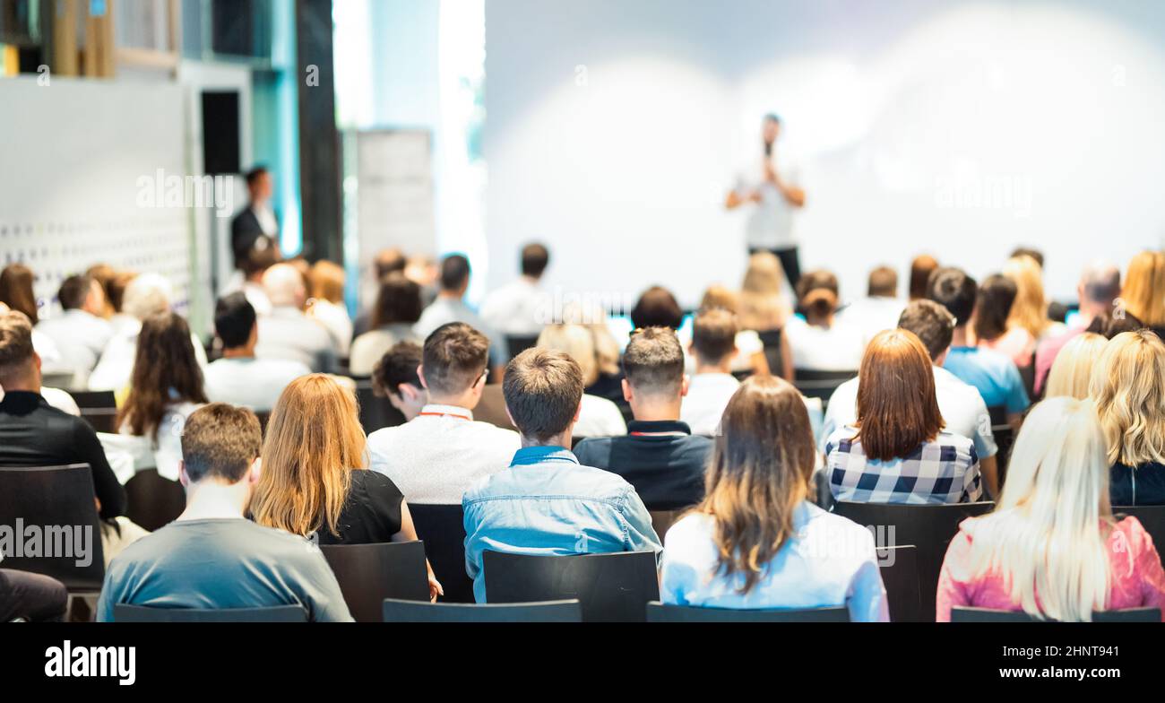 Altoparlante aziendali fornendo un discorso alla conferenza di business event. Foto Stock