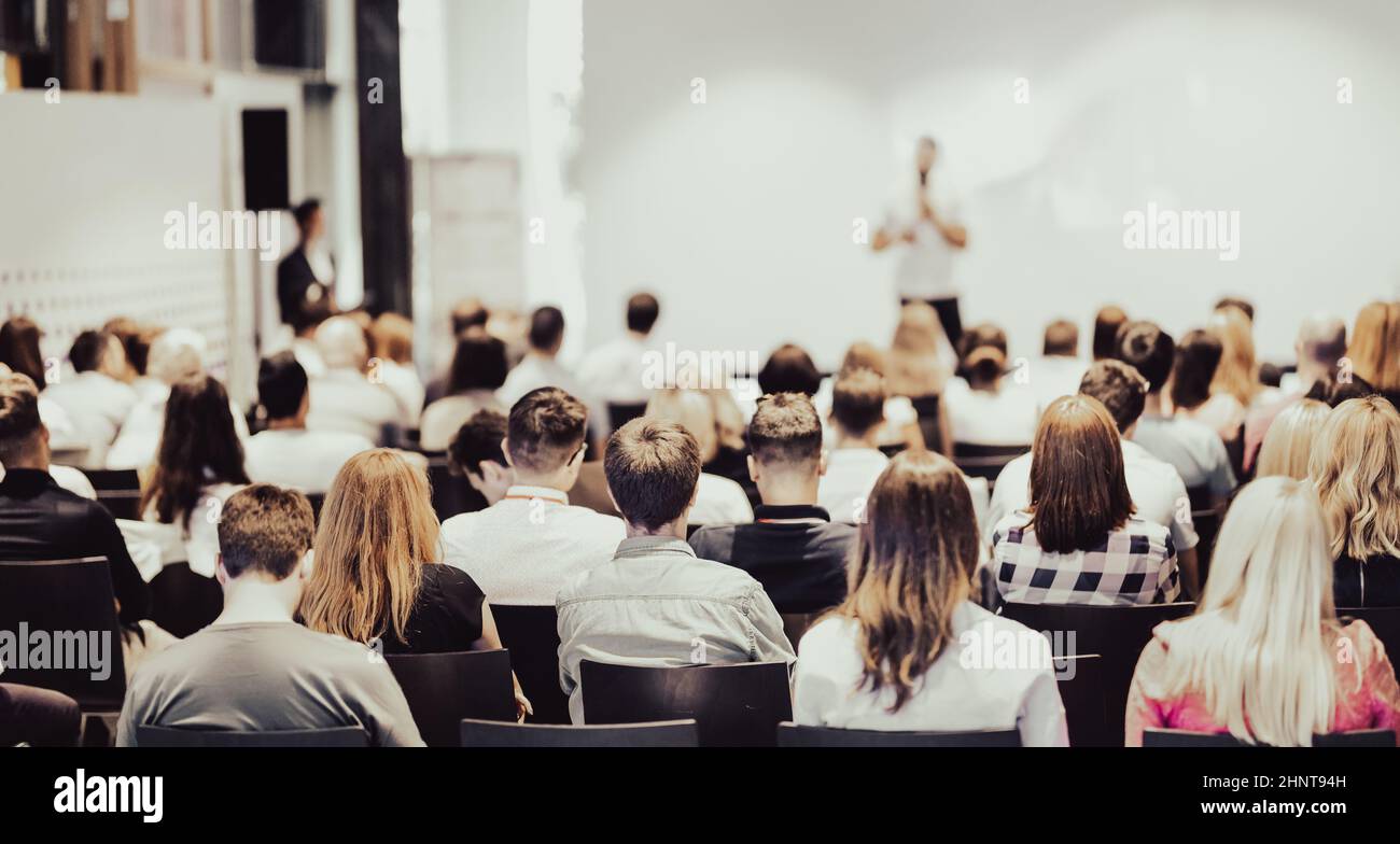 Altoparlante aziendali fornendo un discorso alla conferenza di business event. Foto Stock