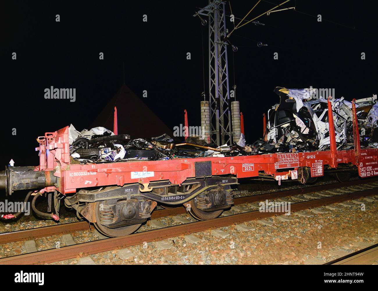 L'auto in crash viene trasportata via. L'auto si schiantava con il treno. La donna pilota è morta Foto Stock