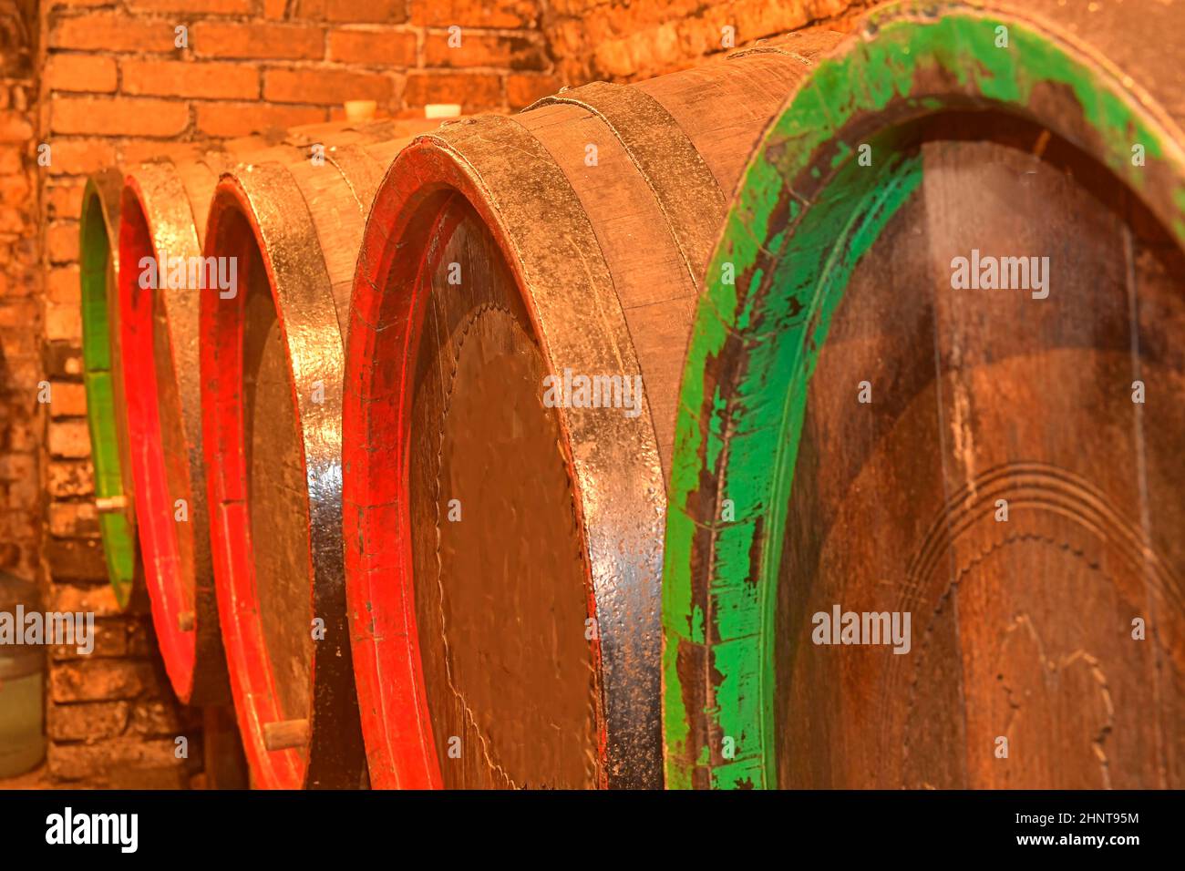 Vecchie botti di legno nella cantina. Botti di legno con il vino in cantina. Primo piano Foto Stock