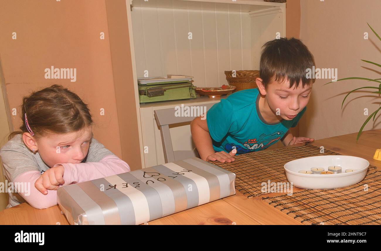Ragazzo festeggia il nono compleanno. Fratello e sua sorella delusa. Foto Stock