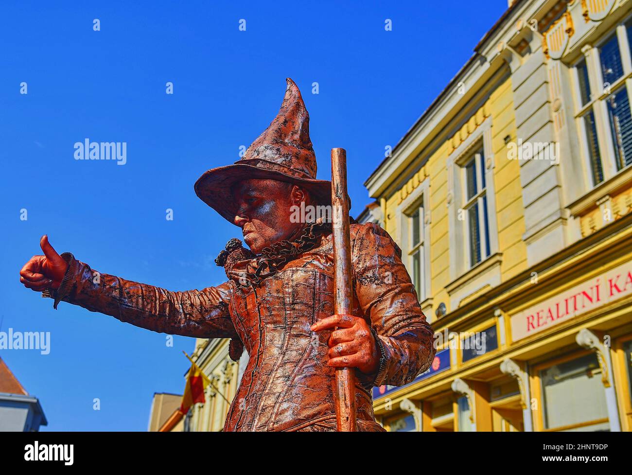 Statua vivente della strega. Statua dal vivo della strega. Statua vivente artista di strada. Foto Stock