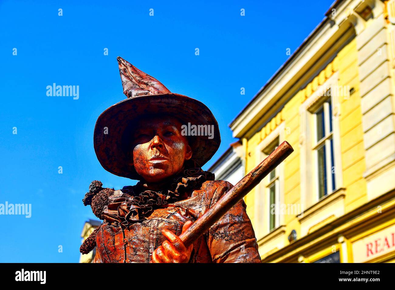 Statua vivente della strega. Statua dal vivo della strega. Statua vivente artista di strada. Foto Stock