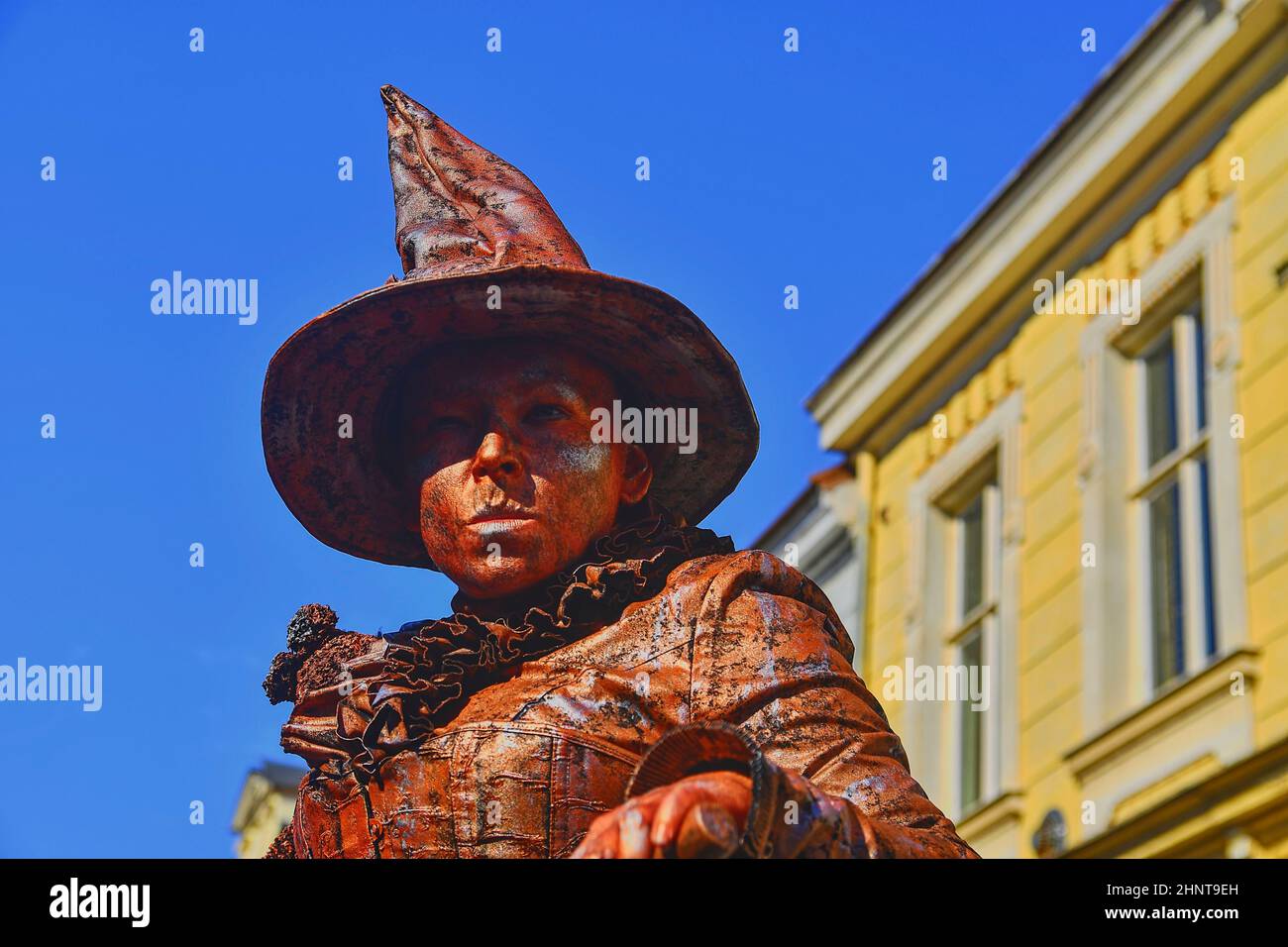 Statua vivente della strega. Statua dal vivo della strega. Statua vivente artista di strada. Foto Stock