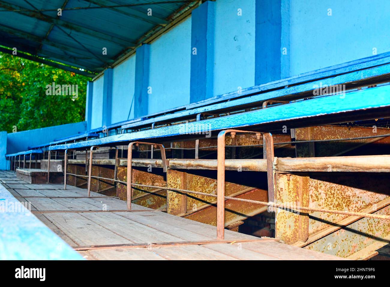 Vecchi posti a sedere in tribuna. Tono vintage. Vecchio stadio in legno blu Foto Stock