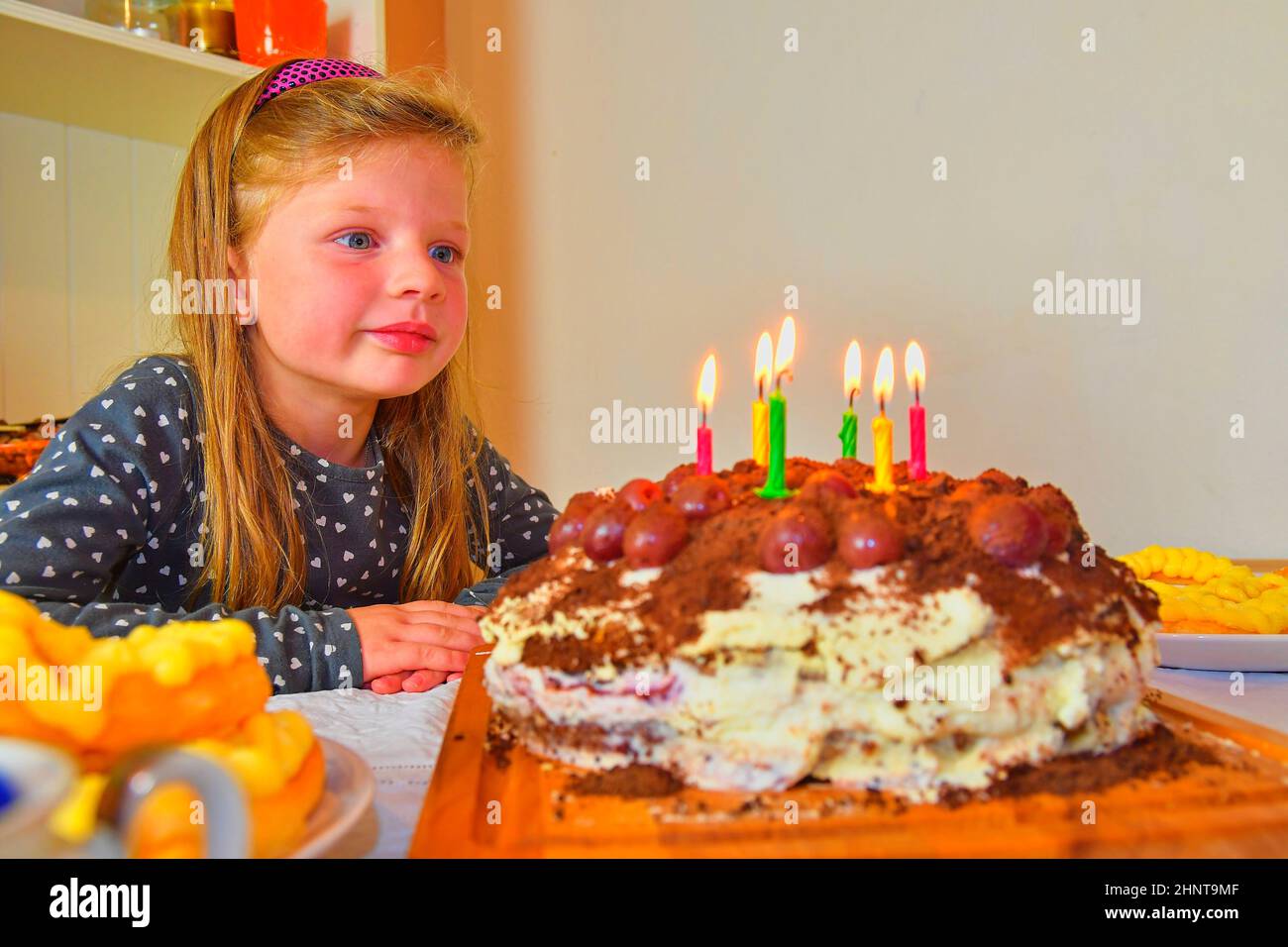 Birthday cake six candles immagini e fotografie stock ad alta risoluzione -  Alamy