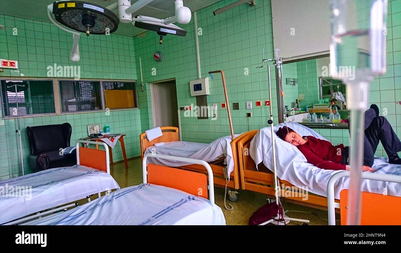 Donna durante la terapia di infusione in ospedale. Assistenza medica in ospedale Foto Stock