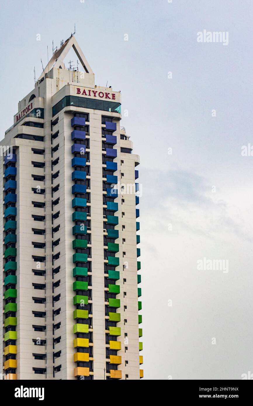 Baiyoke Tower 1 a Bangkok Thailandia arcobaleno colorato grattacielo edificio. Foto Stock