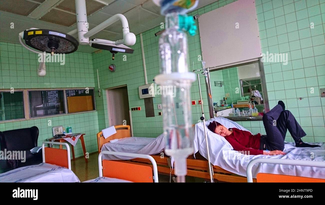 Donna durante la terapia di infusione in ospedale. Assistenza medica in ospedale Foto Stock