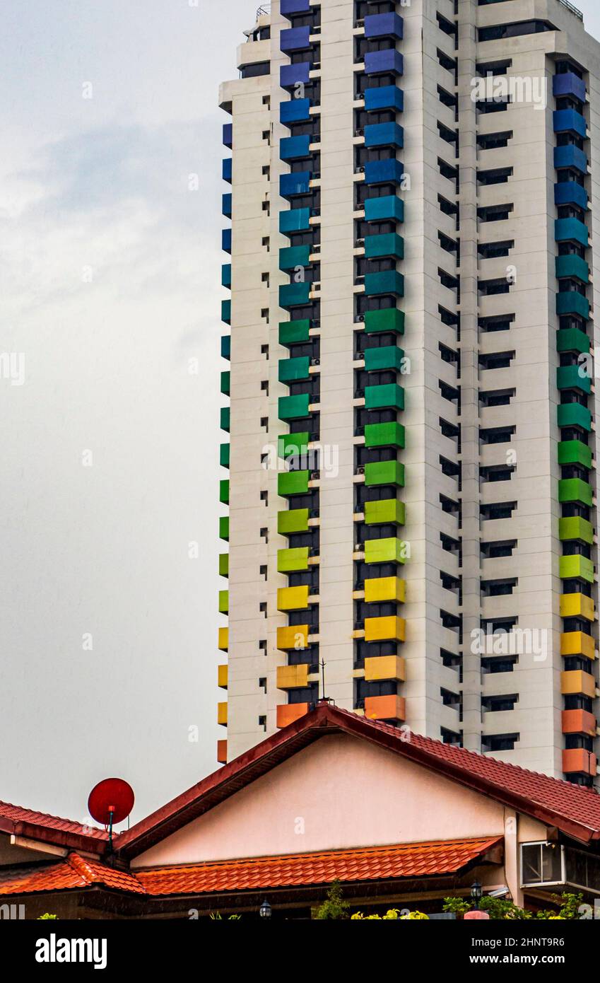 Baiyoke Tower 1 a Bangkok Thailandia arcobaleno colorato grattacielo edificio. Foto Stock