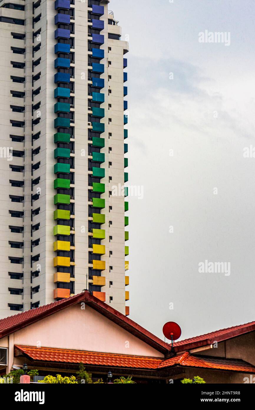 Baiyoke Tower 1 a Bangkok Thailandia arcobaleno colorato grattacielo edificio. Foto Stock