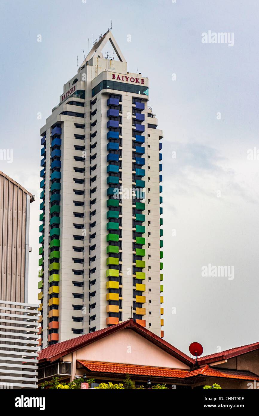 Baiyoke Tower 1 a Bangkok, Thailandia. Grattacielo color arcobaleno. Foto Stock