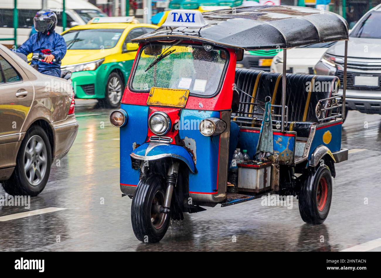 Tipico tuk tuk colorato a Bangkok Thailandia. Foto Stock