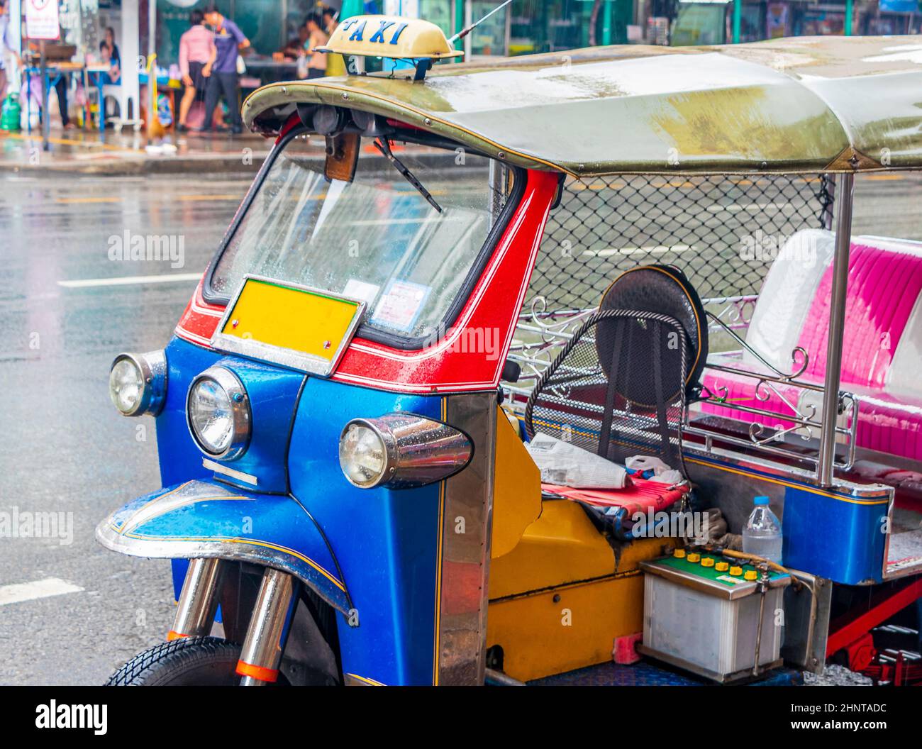 Tipico tuk tuk colorato a Bangkok Thailandia. Foto Stock