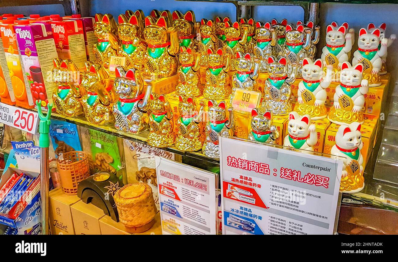 Golden chinese Cat Souvenirs nel negozio di souvenir a Bangkok Thailandia. Foto Stock