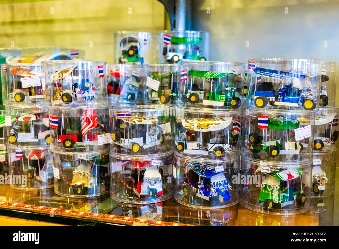 Souvenir Tuk Tuk fatti a mano nel negozio di souvenir Bangkok Thailandia. Foto Stock