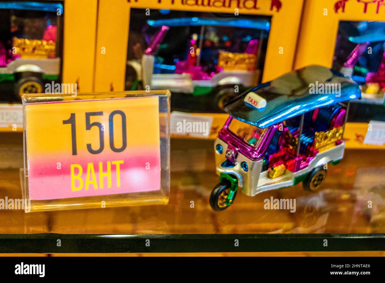 Bei souvenir colorati Tuk Tuk nel negozio di souvenir Bangkok Thailandia. Foto Stock