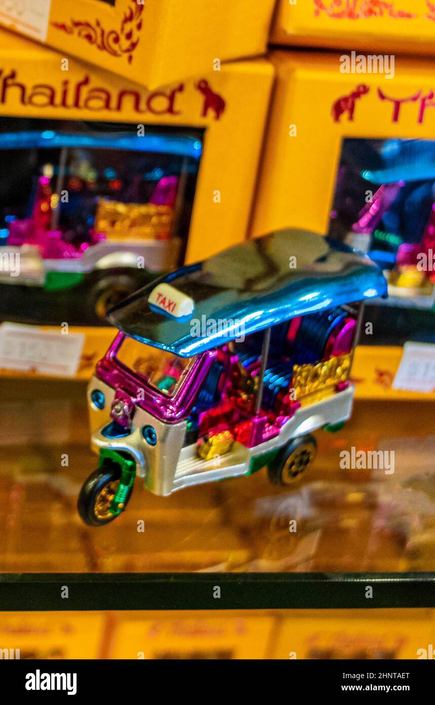 Bei souvenir colorati Tuk Tuk nel negozio di souvenir Bangkok Thailandia. Foto Stock