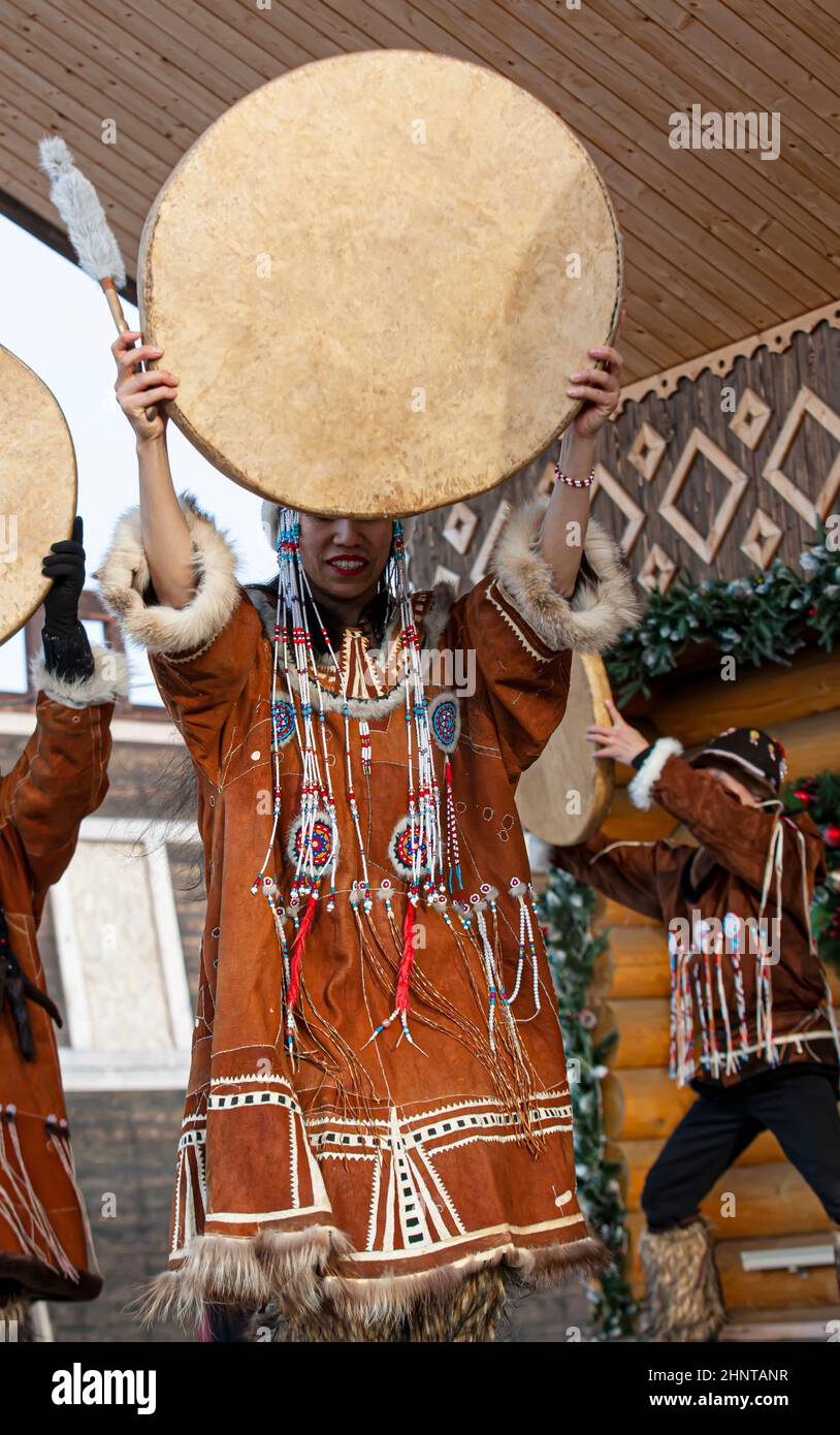 Esibizione di ensemble folk in abito di popolazioni indigene di Kamchatka. Foto Stock