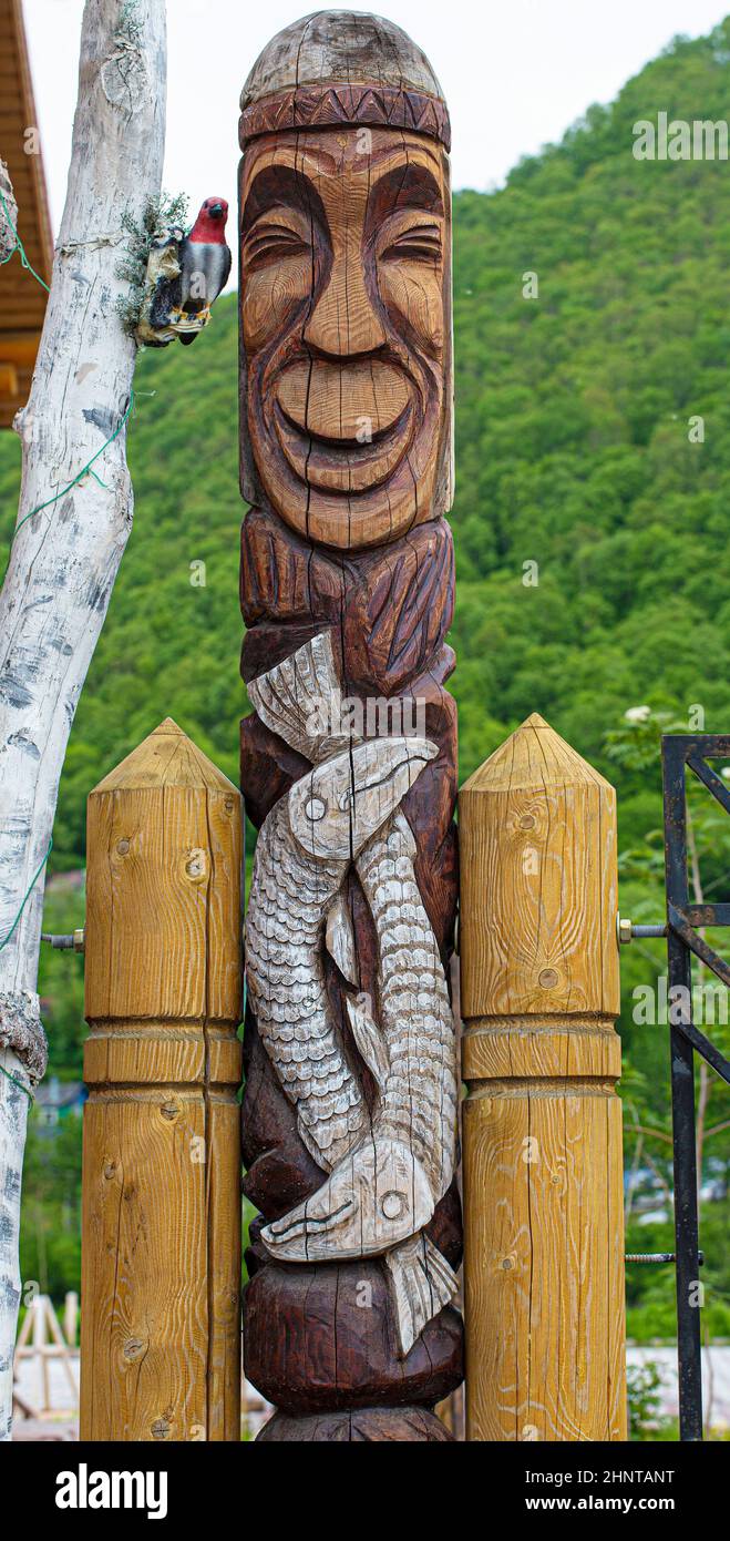 Statua in legno di idolo di koryak sulla penisola di Kamchatka Foto Stock