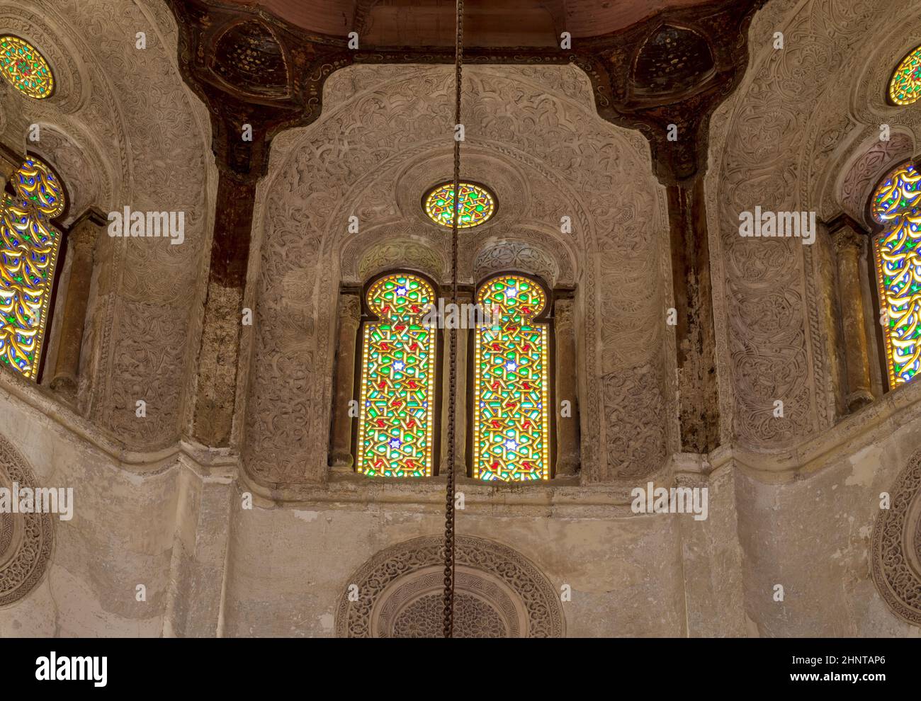 Lucernario con finestre ad arco in stucco traforato decorate con vetrate colorate, presso il complesso Qalawun, Cairo, Egitto Foto Stock