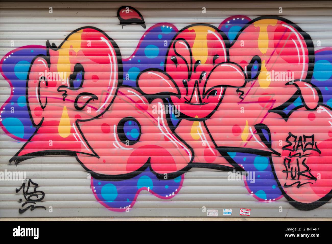 Esterno chiuso con porta in metallo coperta da graffiti colorati, Istanbul, Turchia Foto Stock