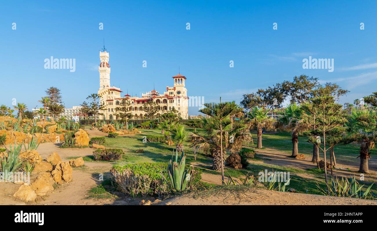 Parco pubblico di Montaza con palazzo reale alla fine, Alessandria, Egitto Foto Stock
