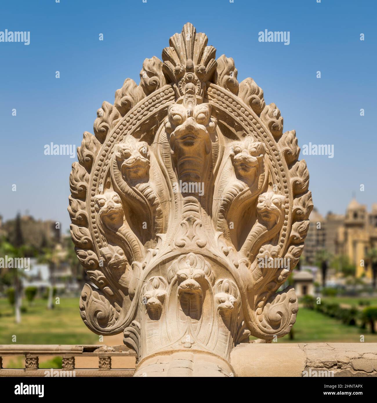 Statua indù di serpenti, Terrazza del palazzo storico di Empain Barone, Cairo, Egitto Foto Stock