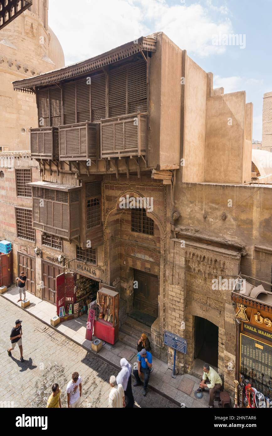 Facciata della moschea Ayyubid era e scuola del Sultano al Kamel, Muizz Street, Cairo, Egitto Foto Stock