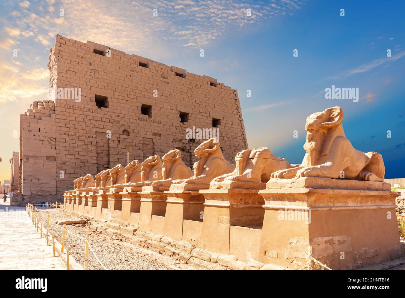 Viale di Sphinxes con testa di ariete e il muro del tempio di Karnak, Luxor, Egitto Foto Stock