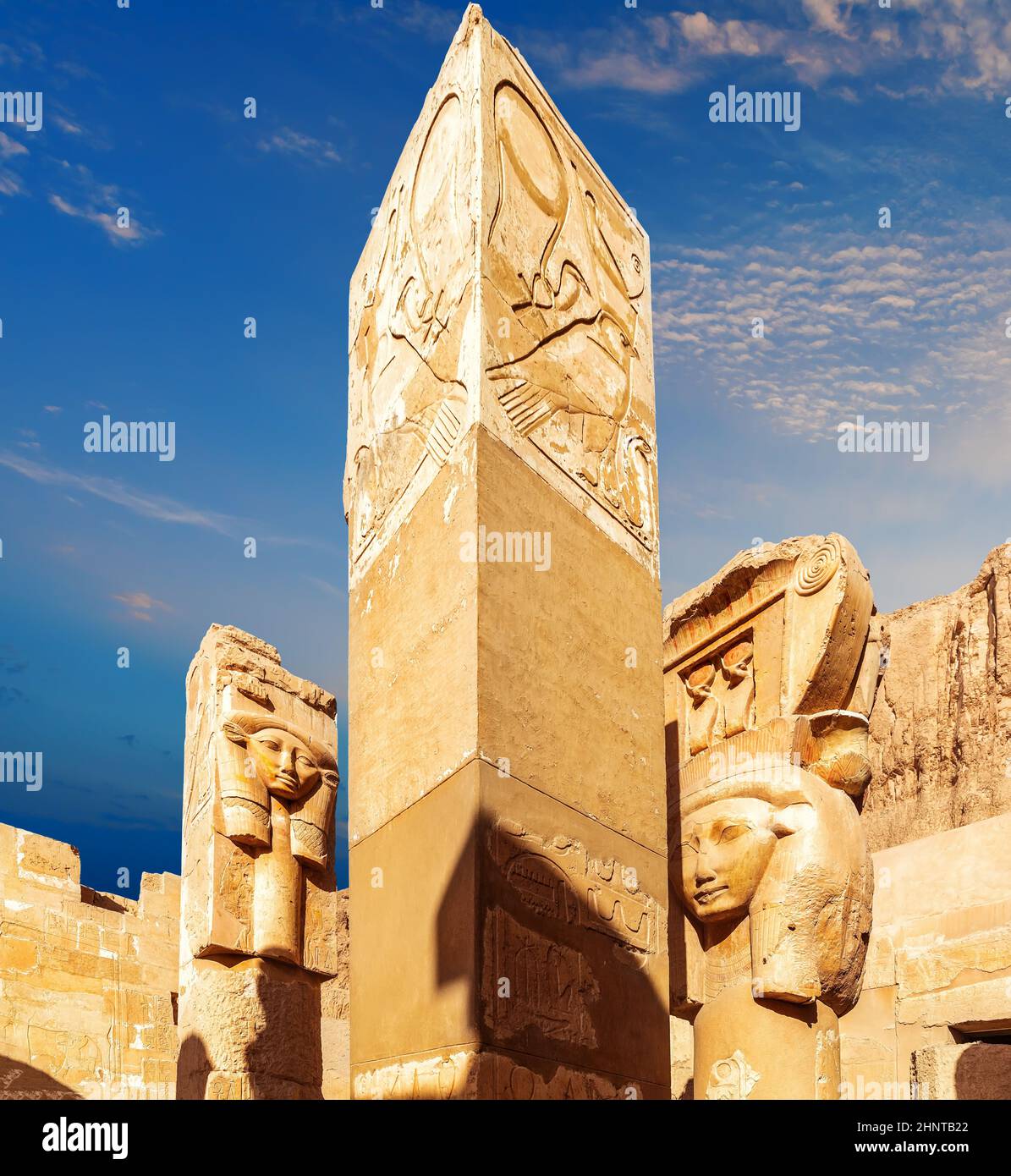 Statue di Dea Hathor e colonne del Tempio Mortuario di Hatshepsut, Luxor, Egitto Foto Stock