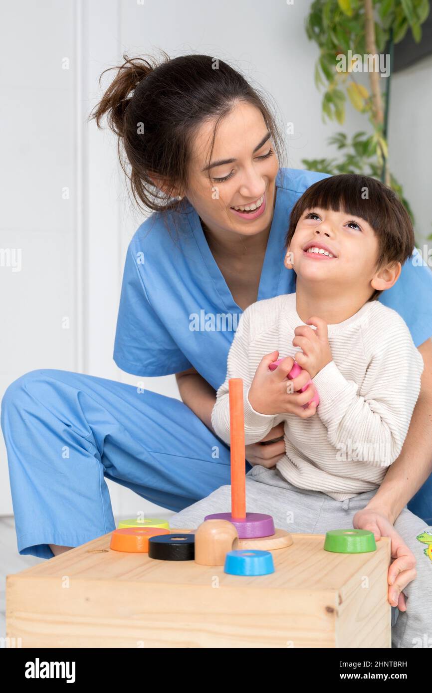 Il bambino disabile sta giocando, imparando ed esercitandosi nell'ospedale di terapia di riabilitazione, lifestyle di un bambino con la disabilità. Felice disabilità concetto di bambino. Foto Stock