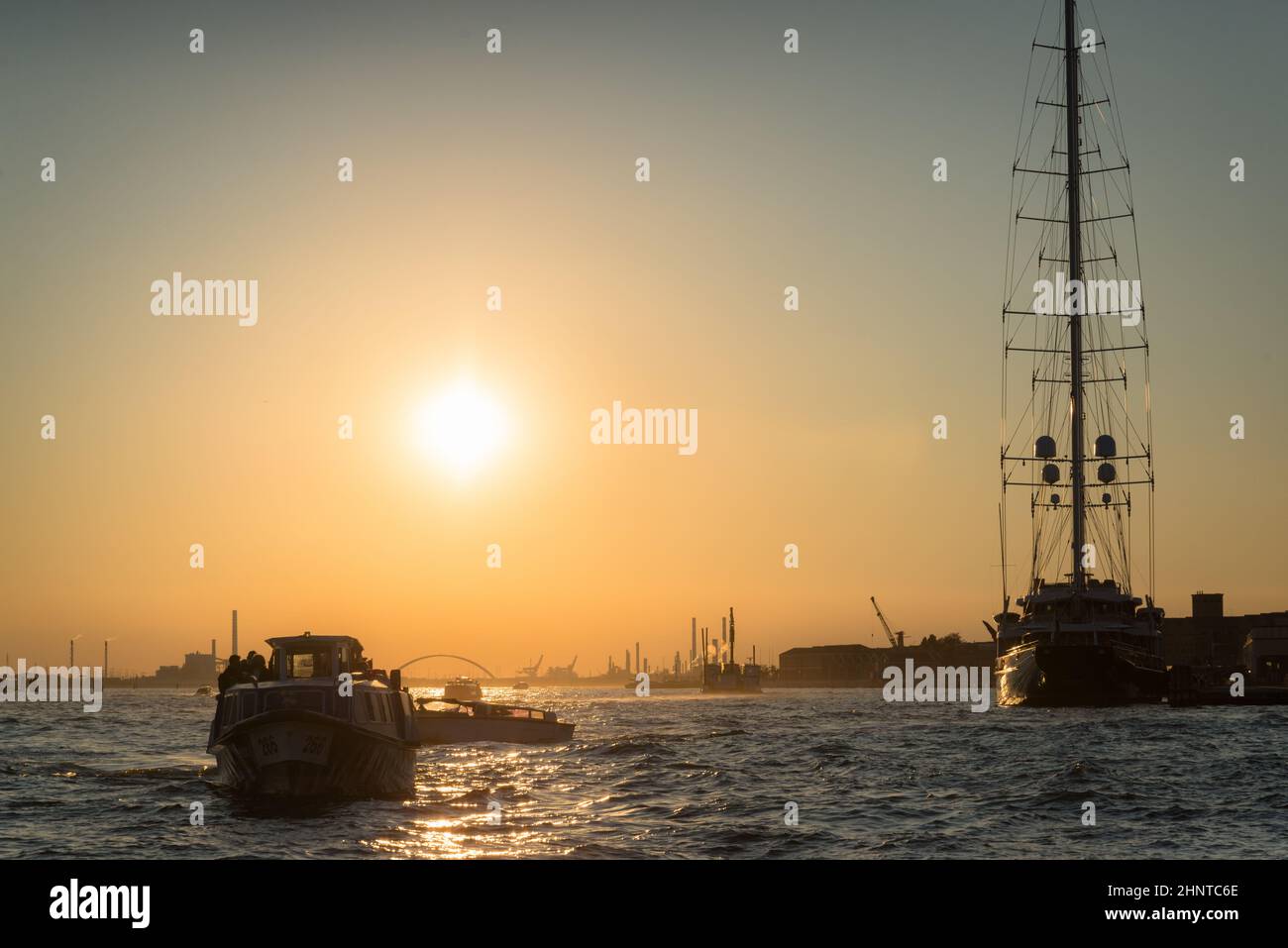 Yacht a vela di lusso ormeggiato nel Porto di Venezia, Italia, con altre navi da crociera e skyline veneziano sul canale della Giudecca il giorno d'estate Foto Stock