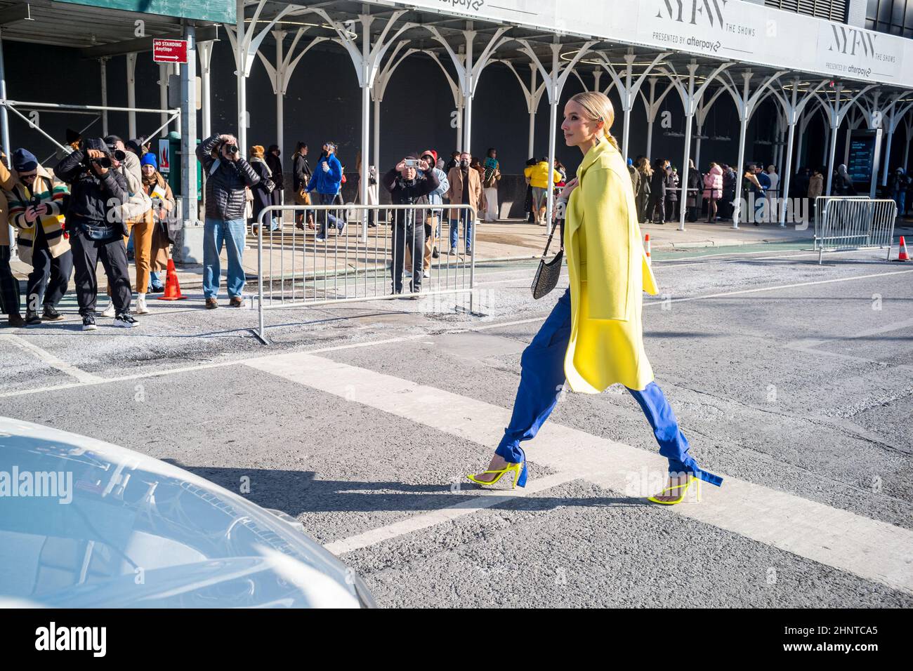 New York, New York, Stati Uniti. 14th Feb 2022. Modello di moda LEONIE HANNE cammina per Varick Street mentre si posa per le foto durante la settimana della moda fuori da New York Fashion Week presso gli Spring Studios di New York (Credit Image: © Brian Branch Price/ZUMA Press Wire) Foto Stock