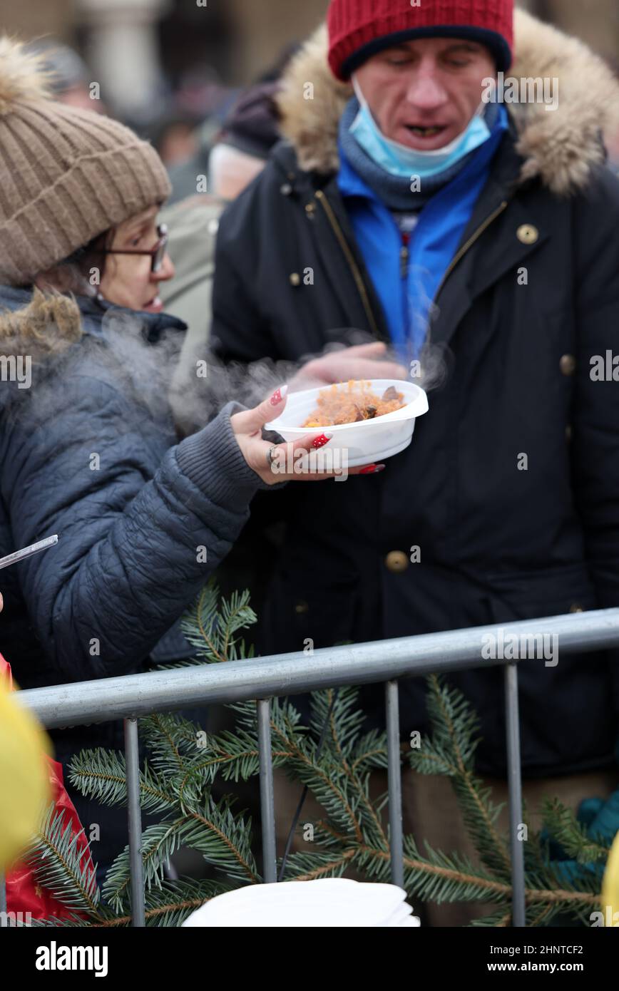 Vigilia di Natale per poveri e senzatetto sulla piazza principale di Cracovia. Nonostante la pandemia di Covid, il gruppo Kosciuszko prepara la più grande vigilia all'aria aperta a Cracovia Foto Stock