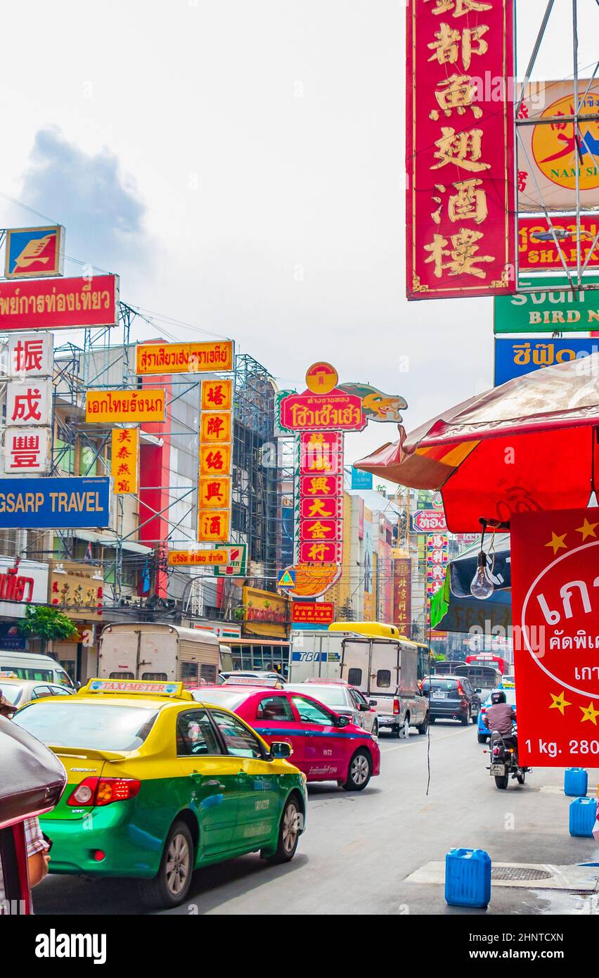 Traffico pesante in China Town su Yaowarat Road Bangkok Thailandia. Foto Stock