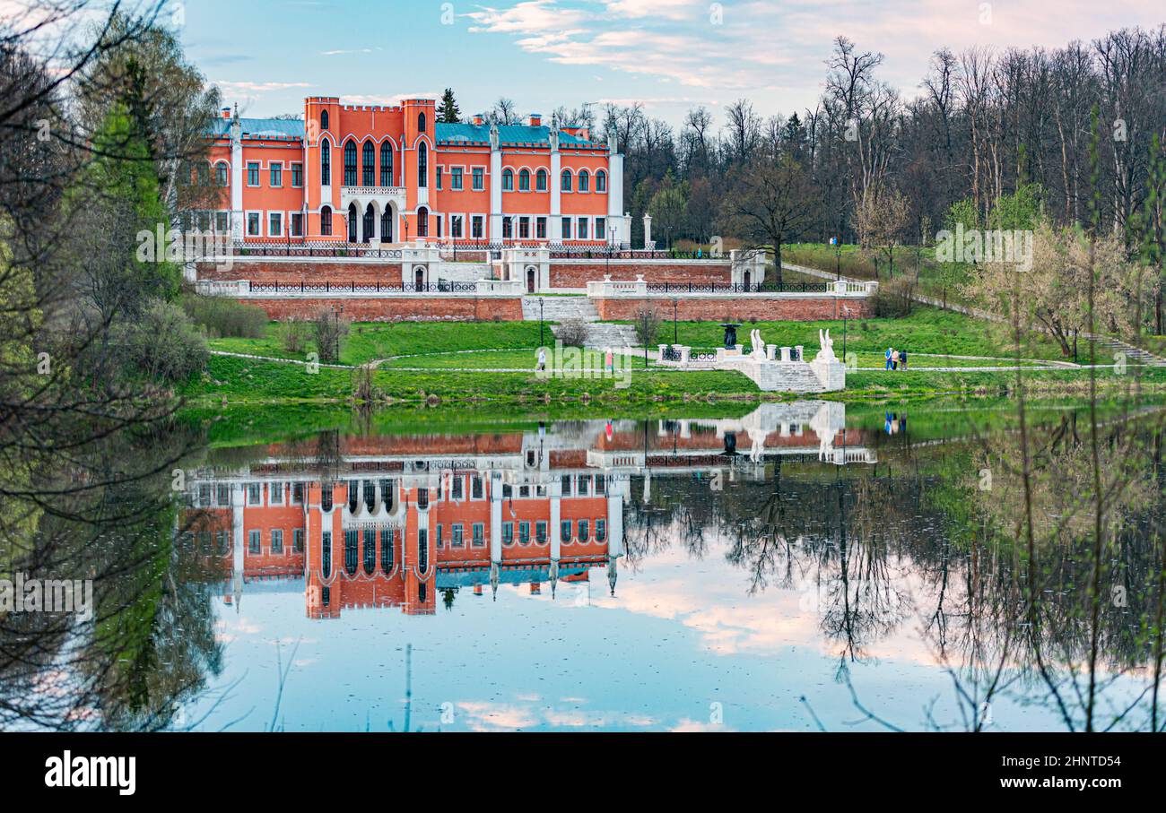 Bellissimo vecchio edificio in russo con lago Foto Stock