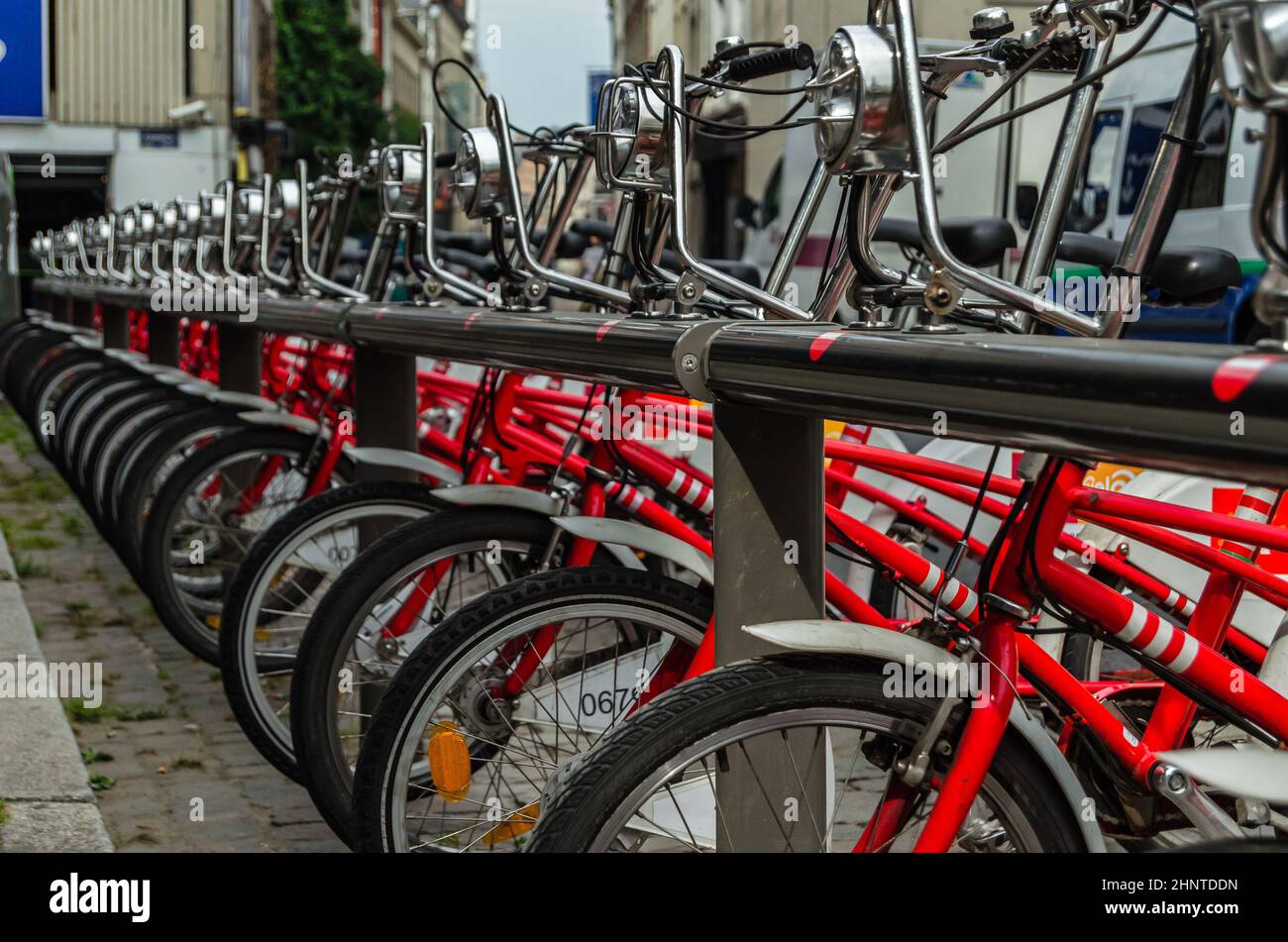 ANVERSA, BELGIO - 22 AGOSTO 2013: Fila di biciclette della società velo, un servizio di condivisione di biciclette ad Anversa, Belgio Foto Stock
