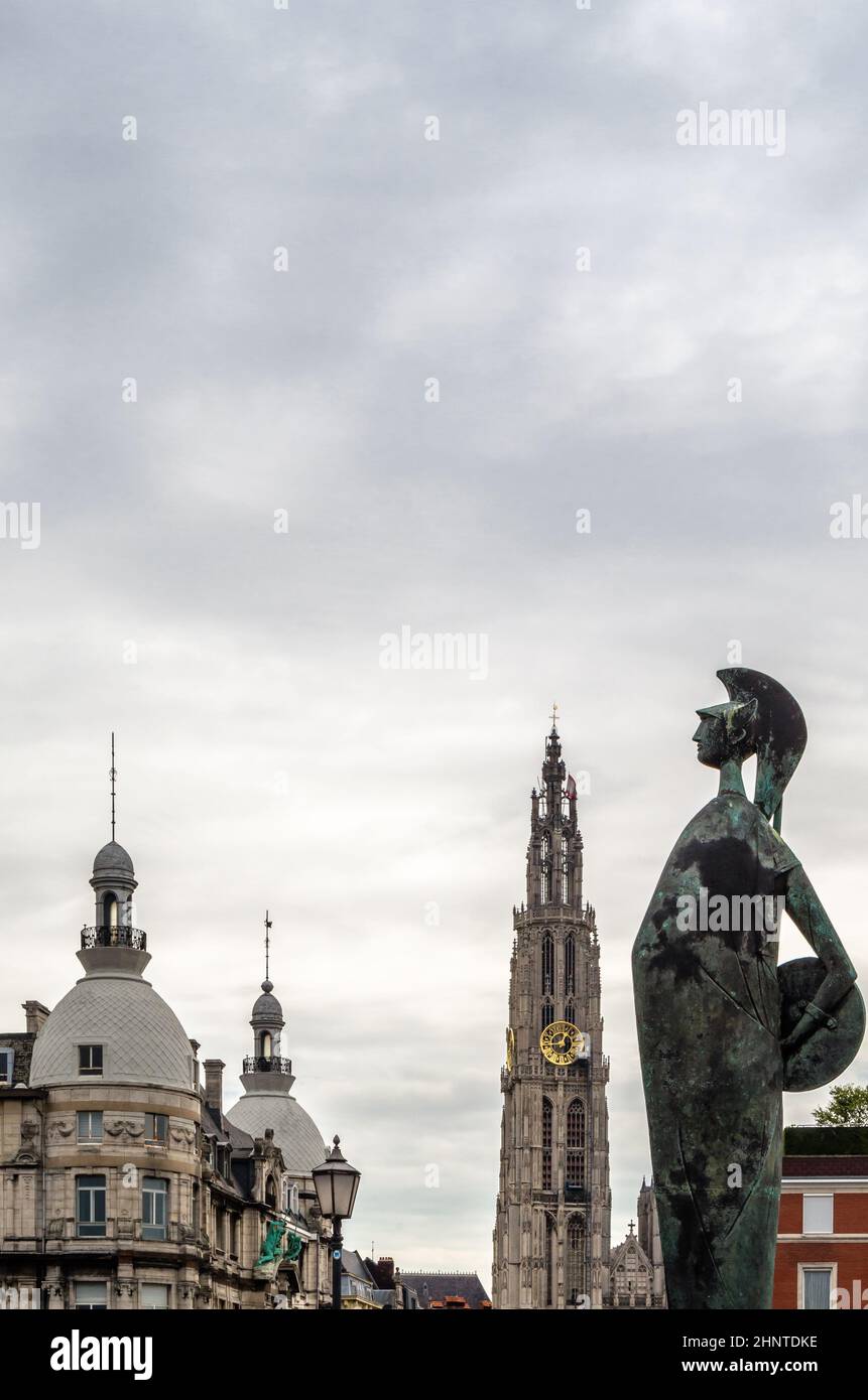 ANVERSA, BELGIO - 22 AGOSTO 2013: La statua della dea Minerva ad Anversa, Belgio, creata dall'artista italiano Marcello Mascherini nel 1954 Foto Stock