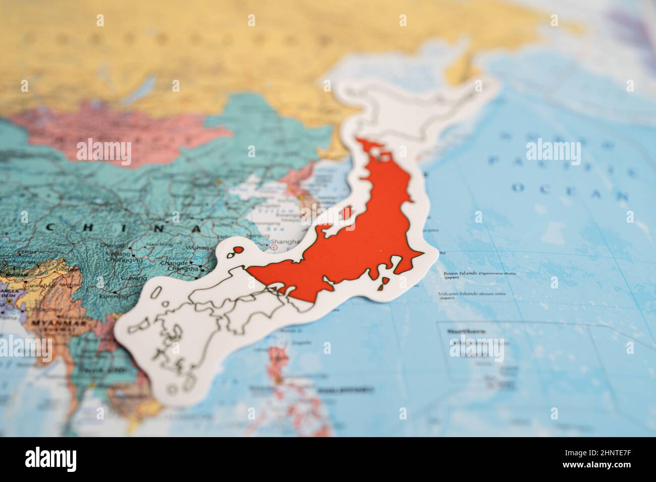 Bangkok, Thailandia - 20 settembre 2021 bandiera del Giappone sullo sfondo della mappa del mondo. Bandiera sullo sfondo della mappa del mondo. Foto Stock