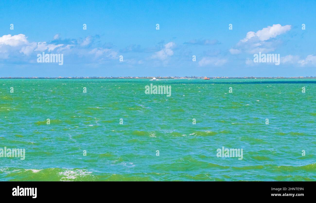 Panorama paesaggio vista Holbox isola turchese acqua e traghetto Messico. Foto Stock