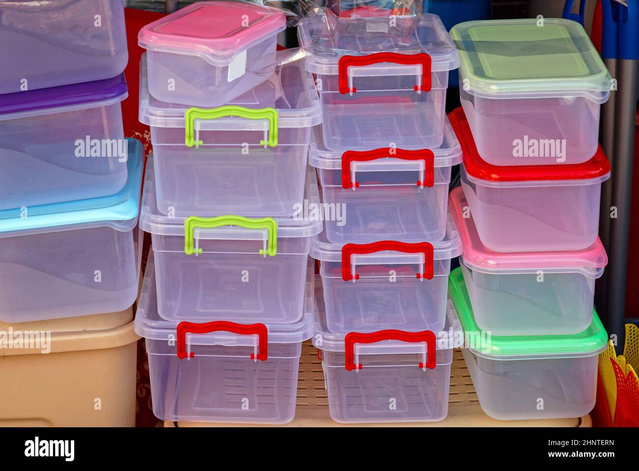 Contenitori in plastica in stallo sul mercato Foto Stock