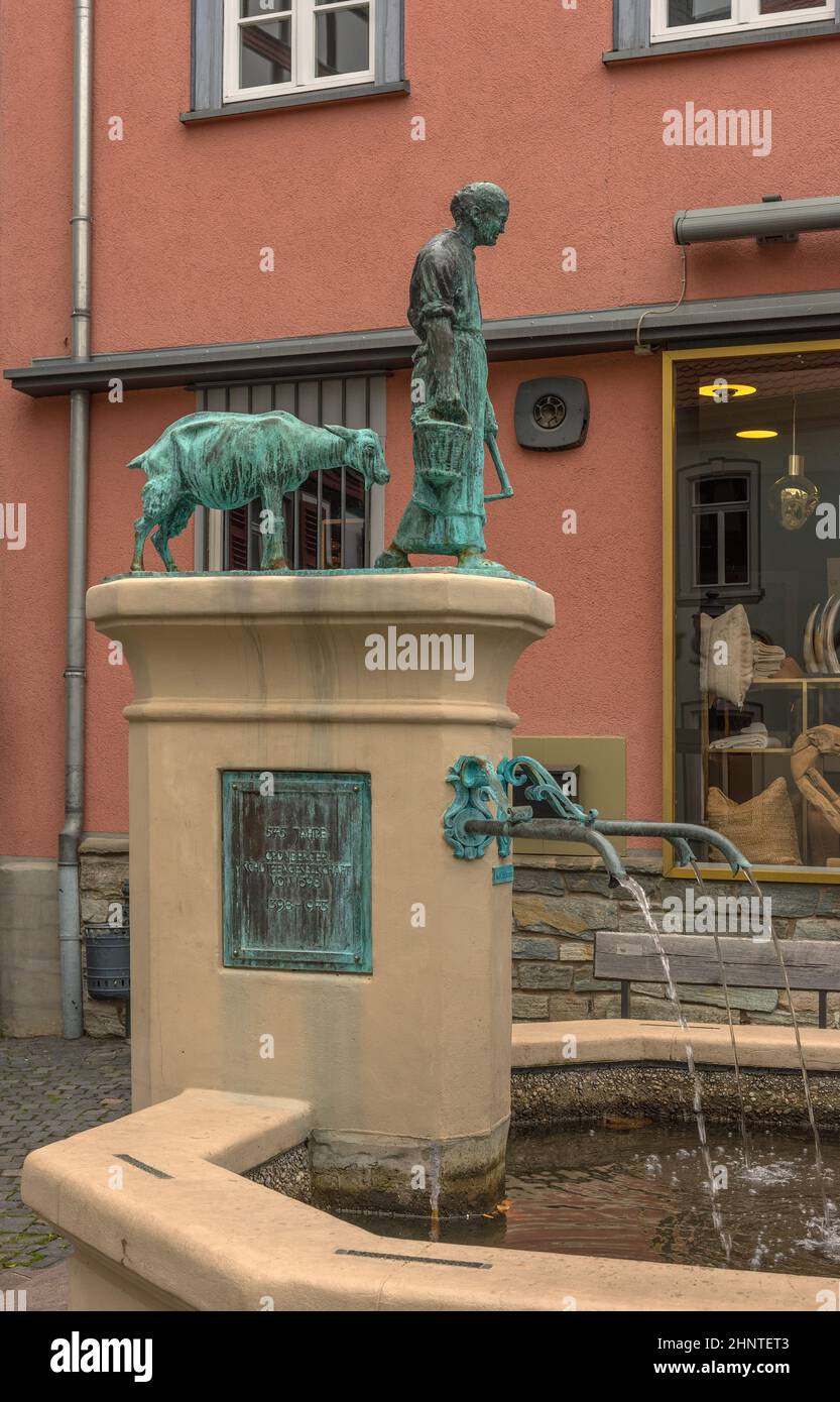 Fontana con scultura nel centro storico, Kronberg im Taunus, Germania Foto Stock