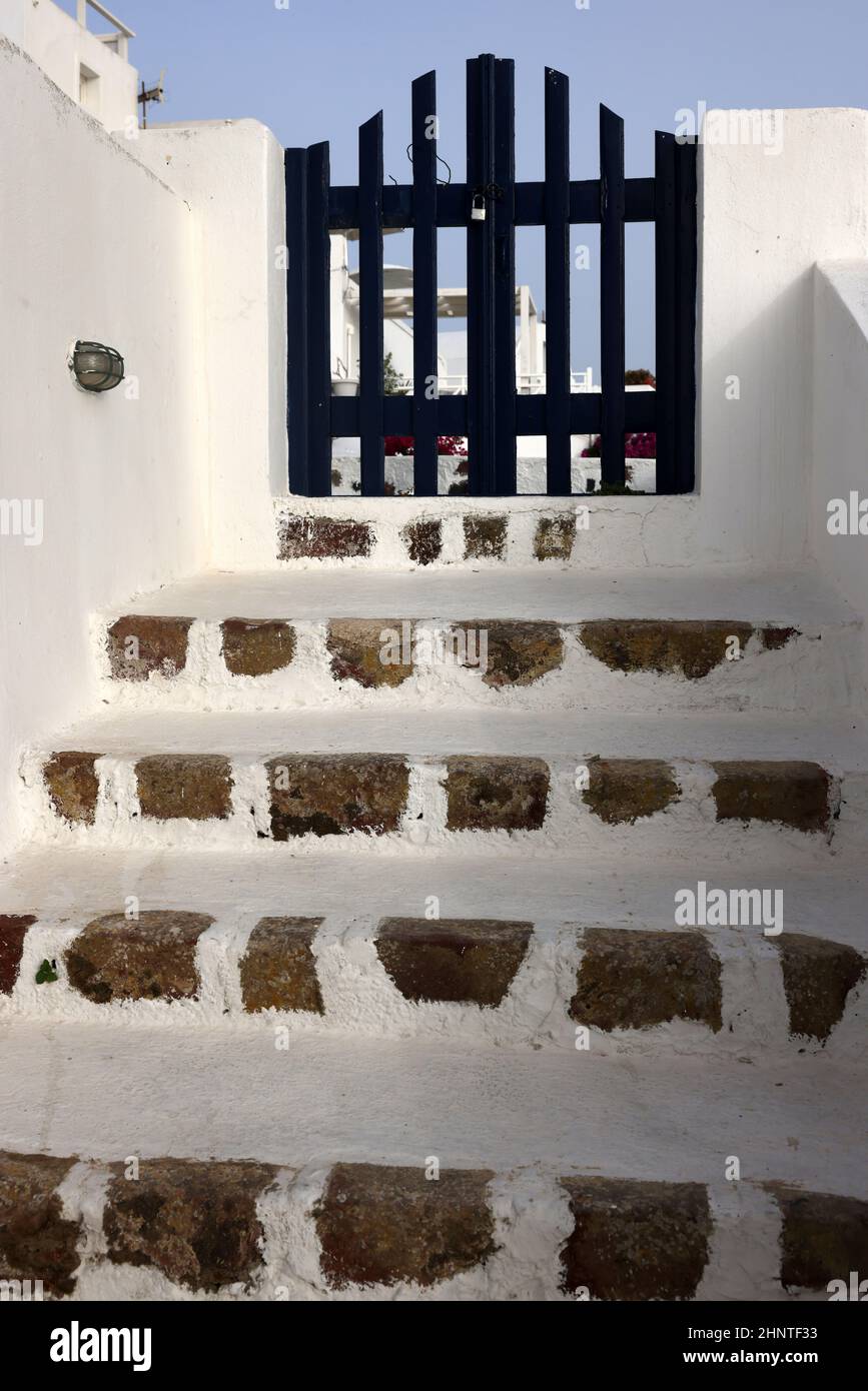 Chiuso il cricket blu e stretti gradini di pietra sull'isola di Santorini. Foto Stock