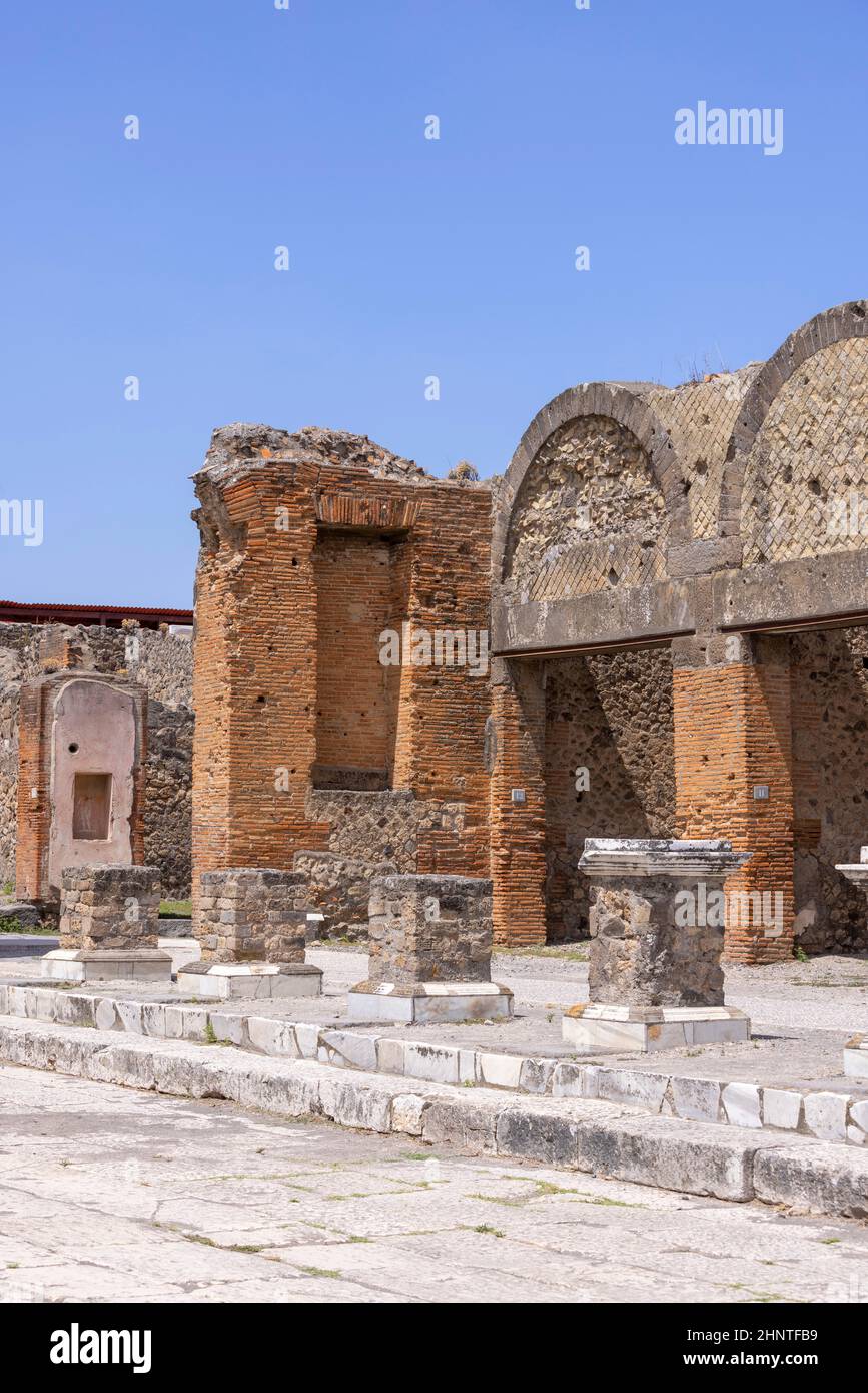 Rovine di un'antica città distrutta dall'eruzione del Vesuvio nel 79 d.C. nei pressi di Napoli, Pompei, Italia. Portico di fronte all'ingresso del Macellum Foto Stock