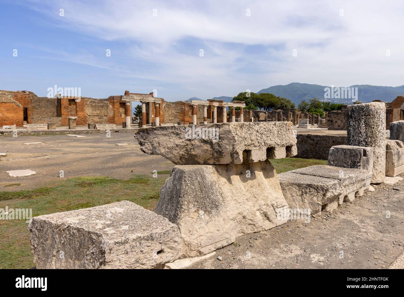 Foro della città distrutto dall'eruzione del Vesuvio nel 79 d.C. nei pressi di Napoli, Pompei, Italia Foto Stock
