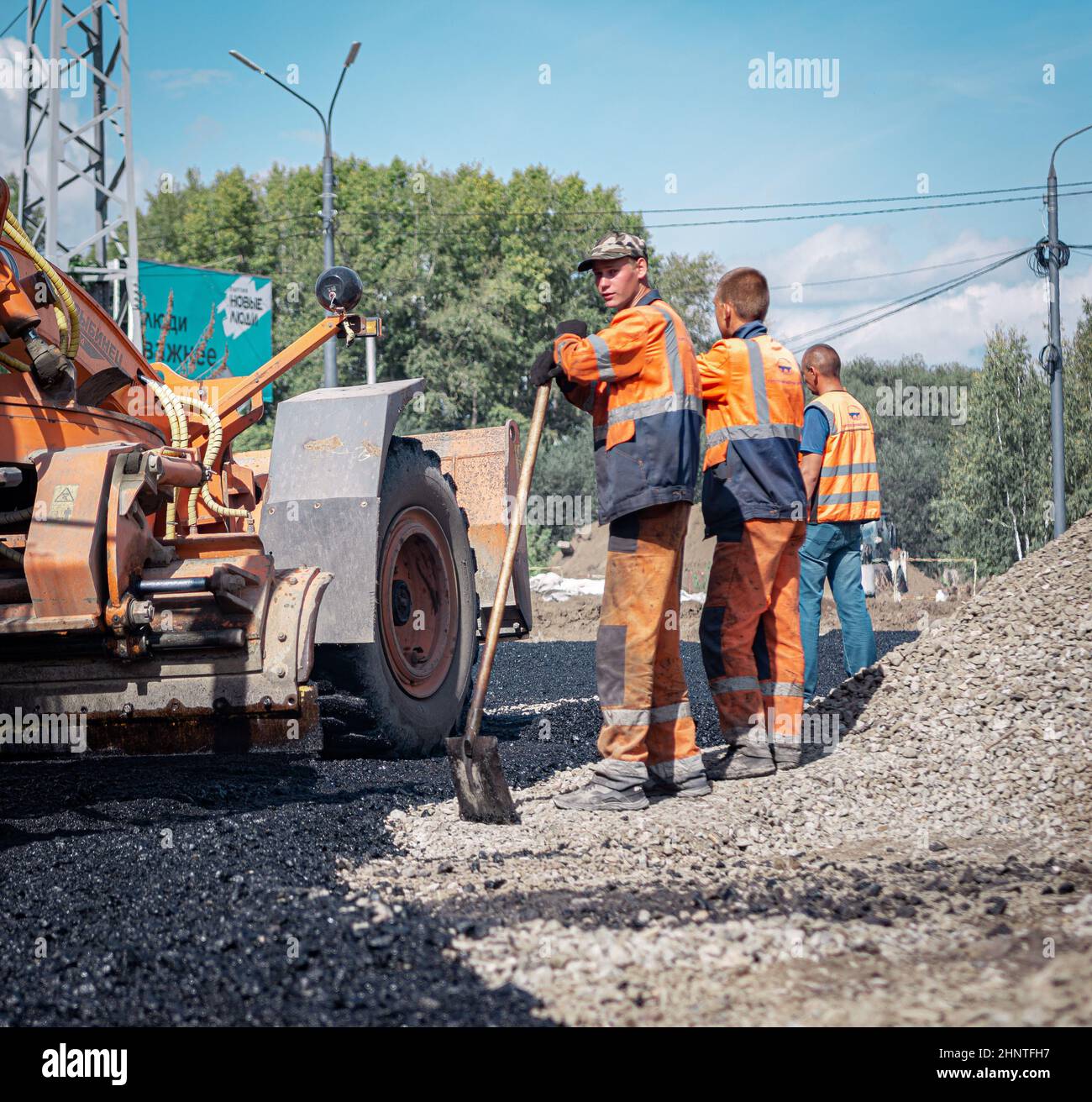 30th di agosto, Russia, Tomsk, lavoratori stradali riparazione stradale Foto Stock