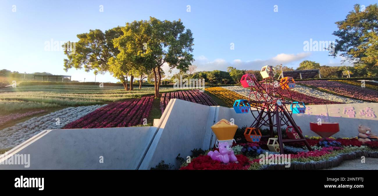 Il San-Tseng-Chi Urban Park in una giornata di sole luminoso con colorati campi di fiori sulla collina sotto il cielo blu chiaro durante il Fiore Festival, nel quartiere Beitou, Taipei City, Taiwan Foto Stock