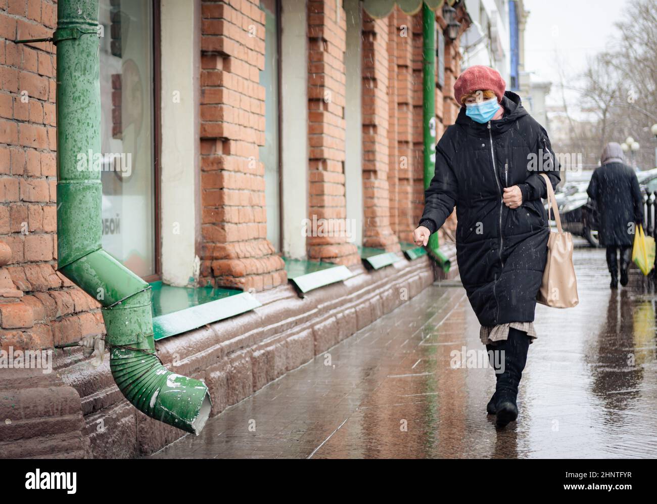 26th del 2020 ottobre, Russia, Tomsk, donna con maschera medica per strada Foto Stock