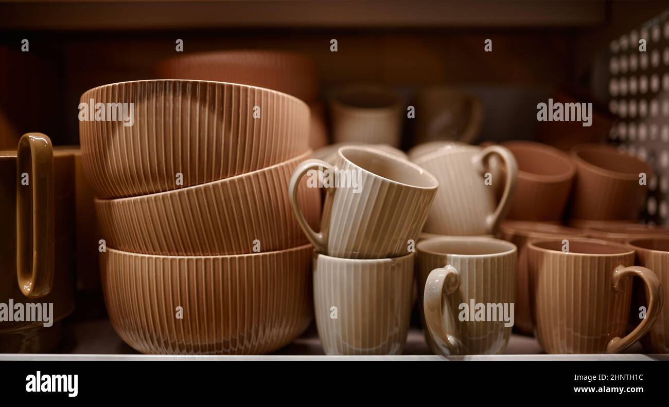 Assortimento di utensili da cucina in ceramica su scaffali del negozio Foto Stock